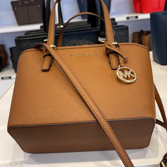 MICHAEL KORS
Jet Set Travel Extra-Small Saffiano Leather Top-Zip Tote Bag
NWT - Picture 7 of 16